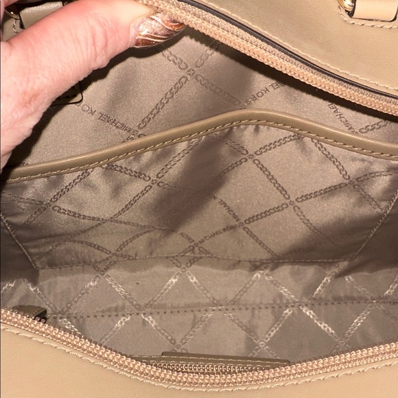 Michael Kors Graham Medium Leather Satchel in Light Mocha! - Picture 9 of 9